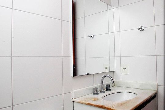 Banheiro de apartamento à venda com 2 quartos, 52m² em Rio Branco, Porto Alegre