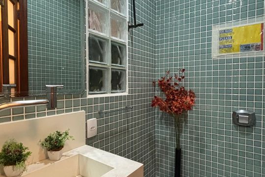 Banheiro social de apartamento para alugar com 1 quarto, 23m² em Copacabana, Rio de Janeiro