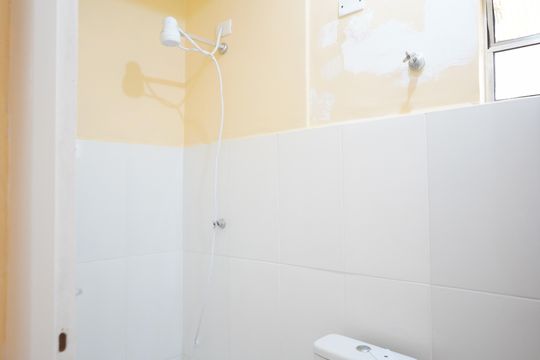 Banheiro de kitnet/studio para alugar com 1 quarto, 30m² em Mooca, São Paulo