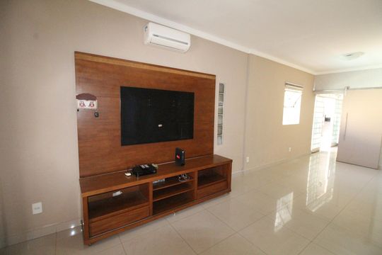 Sala de casa para alugar com 3 quartos, 320m² em Residencial Tatetuba, São José dos Campos