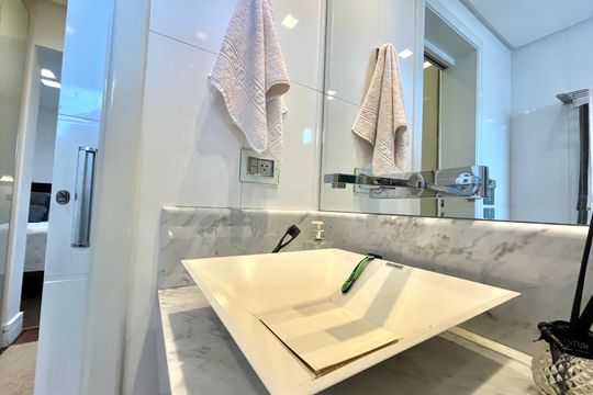 Banheiro da Suíte 1 de apartamento à venda com 2 quartos, 200m² em Vila Monte Alegre, São Paulo