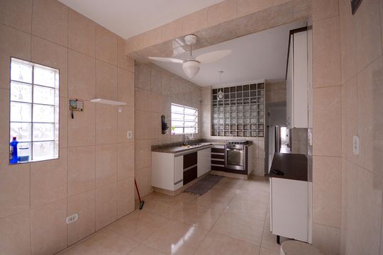 Cozinha de casa para alugar com 2 quartos, 130m² em Vila Brasilina, São Paulo