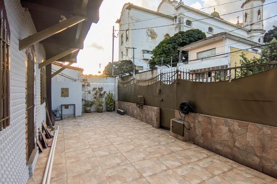 Garagem de casa à venda com 3 quartos, 520m² em Santa Tereza, Belo Horizonte