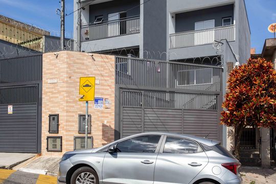 Fachada de casa à venda com 2 quartos, 130m² em Taboão, Diadema