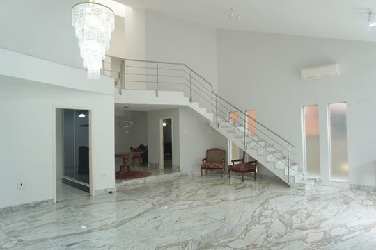 Sala de Estar de casa de condomínio para alugar com 2 quartos, 350m² em Alphaville, Santana de Parnaíba