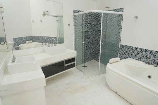 Banheiro da Suíte de casa de condomínio para alugar com 2 quartos, 350m² em Alphaville, Santana de Parnaíba