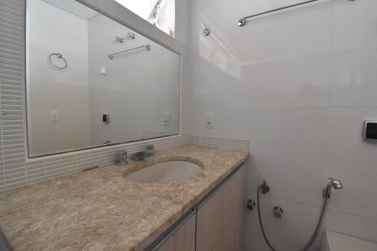  Banheiro Suíte 2 de apartamento para alugar com 4 quartos, 284m² em Água Verde, Curitiba