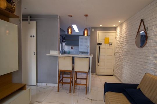 Sala de apartamento para alugar com 2 quartos, 45m² em Recreio dos Bandeirantes, Rio de Janeiro