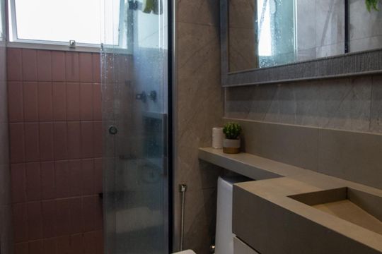 Banheiro de apartamento para alugar com 2 quartos, 45m² em Recreio dos Bandeirantes, Rio de Janeiro
