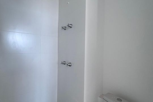 Banheiro social de kitnet/studio à venda com 1 quarto, 22m² em Jardim das Acacias, São Paulo