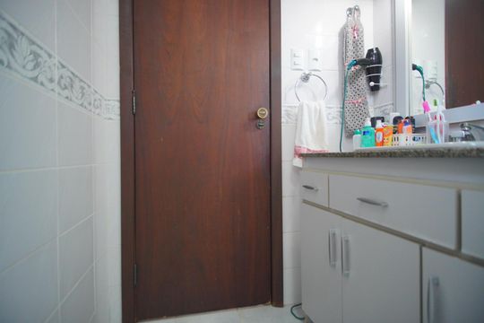 Banheiro Corredor de apartamento à venda com 3 quartos, 117m² em Rio Branco, Porto Alegre