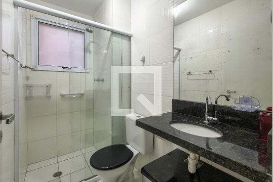 Banheiro social de apartamento para alugar com 2 quartos, 48m² em Cidade Ocian, Praia Grande