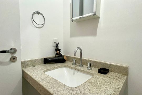 Banheiro de kitnet/studio à venda com 1 quarto, 28m² em Sumaré, São Paulo