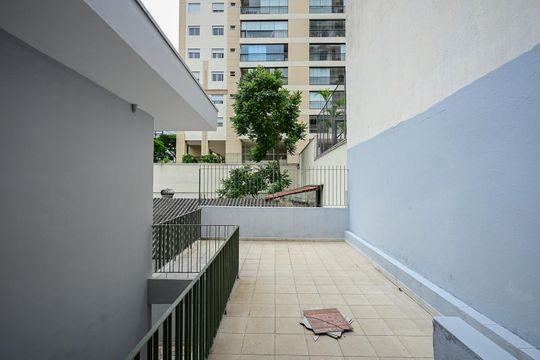 Fundos de casa para alugar com 3 quartos, 200m² em Vila Progredior, São Paulo
