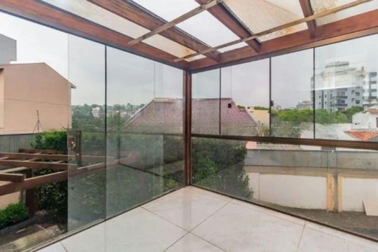 Casa à venda com 2 quartos, 370m² em Três Figueiras, Porto Alegre