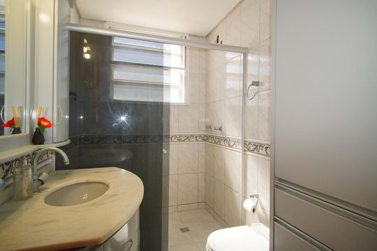 Banheiro Social de apartamento à venda com 2 quartos, 121m² em Petrópolis, Porto Alegre