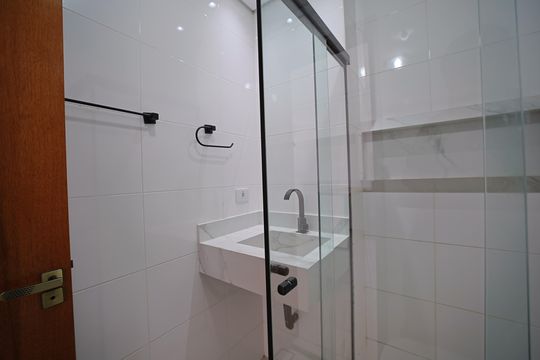Banheiro de apartamento para alugar com 1 quarto, 40m² em Parque Boturussu, São Paulo