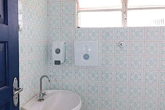 Banheiro de Serviço de casa à venda com 3 quartos, 300m² em Boa Vista, Porto Alegre
