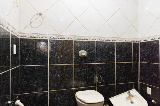 Banheiro da Suíte de casa à venda com 2 quartos, 197m² em Rio Branco, Canoas