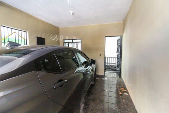 Garagem de casa à venda com 3 quartos, 250m² em Vila Chuca, São Paulo