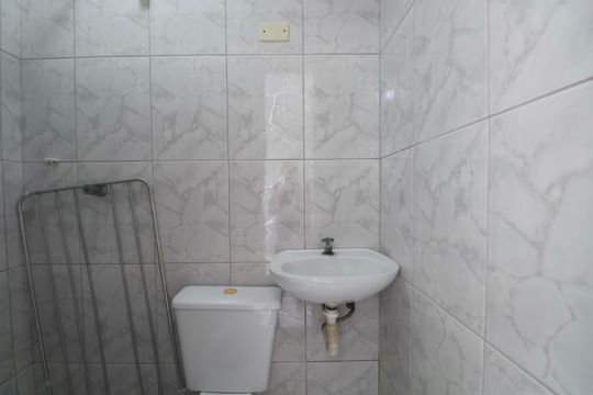 Banheiro de serviço de apartamento para alugar com 2 quartos, 122m² em Centro, Guarujá