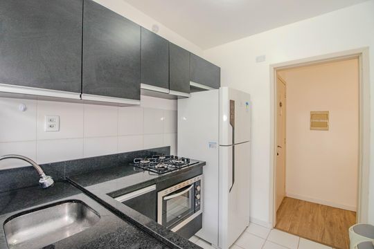 Cozinha de apartamento à venda com 1 quarto, 42m² em Vila Ipiranga, Porto Alegre