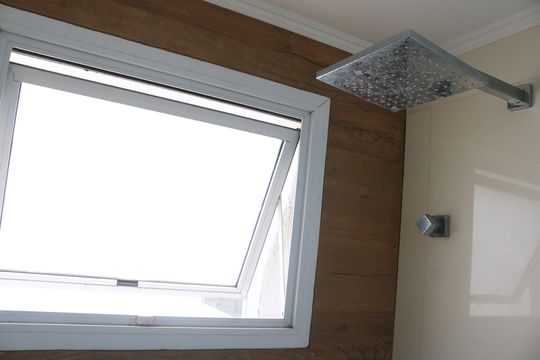 Banheiro social de apartamento à venda com 2 quartos, 90m² em Alto de Pinheiros, São Paulo