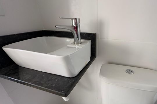 Banheiro de apartamento à venda com 1 quarto, 24m² em Centro, Curitiba