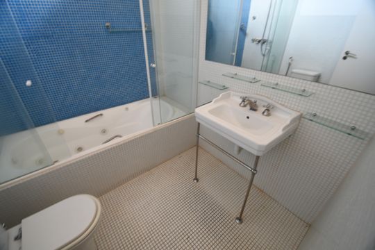 Banheiro 3 - Suíte de casa de condomínio à venda com 4 quartos, 470m² em Loteamento Alphaville Campinas, Campinas