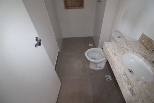 Banheiro de kitnet/studio à venda com 1 quarto, 41m² em Vila Ester (zona Norte), São Paulo