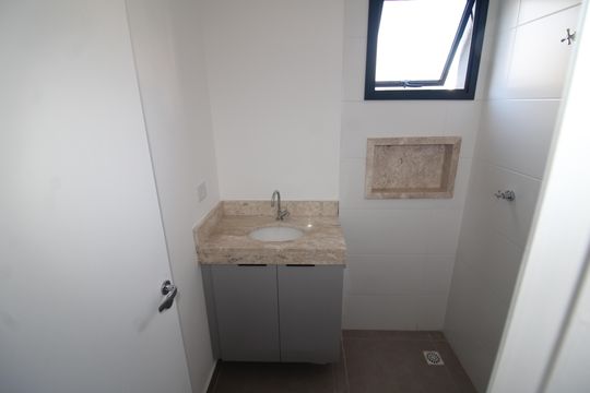 Banheiro social de apartamento à venda com 2 quartos, 38m² em Vila Ester (zona Norte), São Paulo