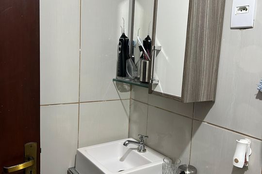 Banheiro de apartamento à venda com 3 quartos, 68m² em Menino Deus, Porto Alegre