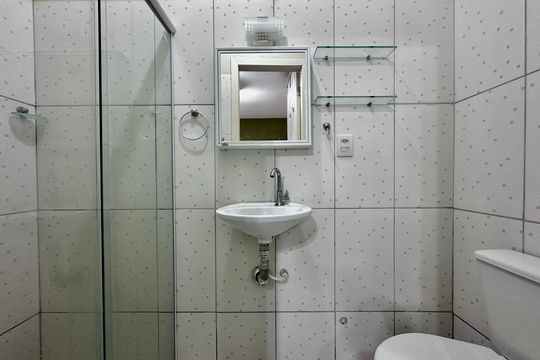 Banheiro de kitnet/studio para alugar com 1 quarto, 30m² em Campo Belo, São Paulo