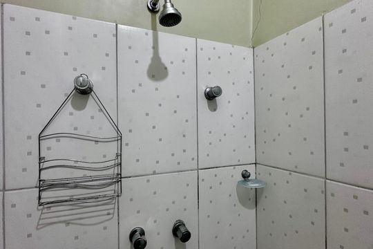 Banheiro de kitnet/studio para alugar com 1 quarto, 30m² em Campo Belo, São Paulo