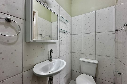 Banheiro de kitnet/studio para alugar com 1 quarto, 30m² em Campo Belo, São Paulo