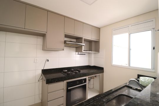 Cozinha de apartamento para alugar com 2 quartos, 72m² em Jardim Holanda, Uberlândia
