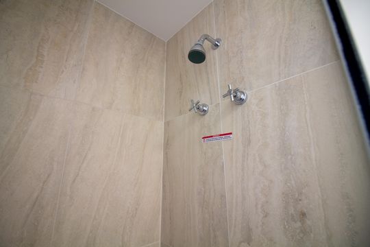 Banheiro social de kitnet/studio à venda com 1 quarto, 26m² em Campo Belo, São Paulo