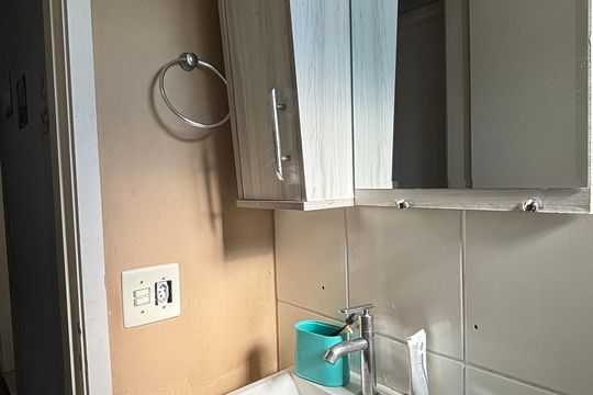Banheiro social de apartamento à venda com 2 quartos, 49m² em Parque Erasmo Assunção, Santo André