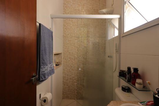 Banheiro de apartamento à venda com 2 quartos, 68m² em Jardim das Maravilhas, Santo André