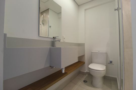 Banheiro de kitnet/studio para alugar com 1 quarto, 19m² em Indianópolis, São Paulo