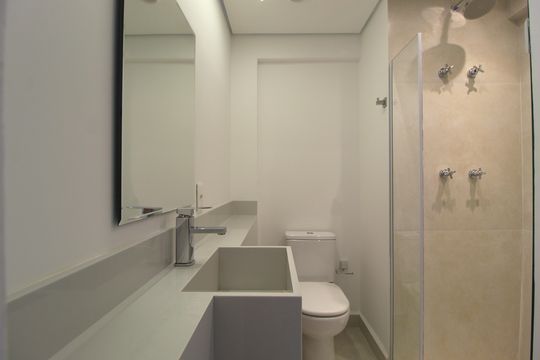 Banheiro de kitnet/studio para alugar com 1 quarto, 19m² em Indianópolis, São Paulo
