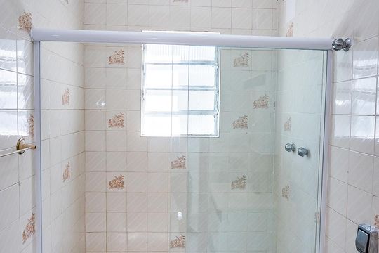 Banheiro social  de casa para alugar com 2 quartos, 64m² em Vila Pereira Cerca, São Paulo