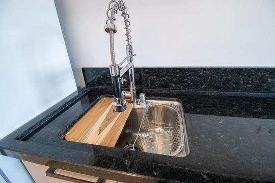 Detalhe da cozinha de apartamento à venda com 1 quarto, 36m² em Portão, Curitiba