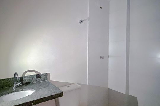 Banheiro de kitnet/studio para alugar com 1 quarto, 54m² em Quarta Parada, São Paulo