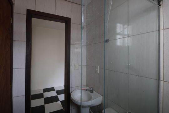 Banheiro da Suíte 2 de casa de condomínio à venda com 10 quartos, 300m² em Mathias Velho, Canoas