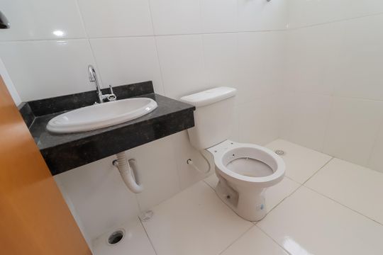 Banheiro da Suíte 1 de casa de condomínio para alugar com 2 quartos, 68m² em Itaquera, São Paulo