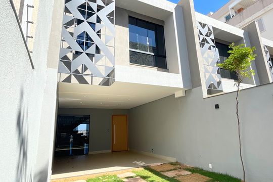 Fachada de casa à venda com 3 quartos, 190m² em Manacás, Belo Horizonte
