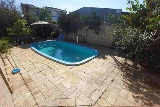 Área externa de casa à venda com 3 quartos, 355m² em Sarandi, Porto Alegre
