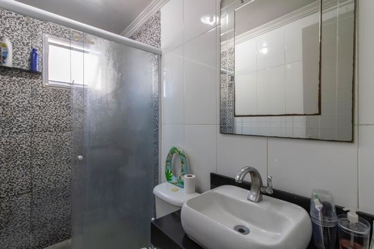 Banheiro de apartamento à venda com 2 quartos, 45m² em Vila Venditti, Guarulhos