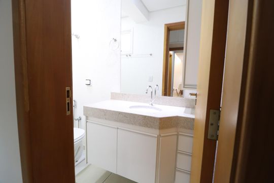 Banheiro da Suíte de apartamento para alugar com 2 quartos, 58m² em Daniel Fonseca, Uberlândia